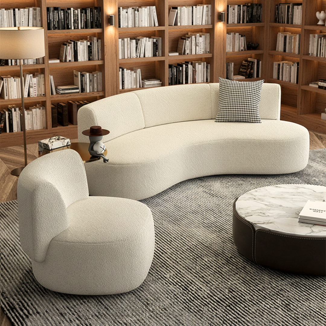 Organisk loungesofa i lyst boucléstoff