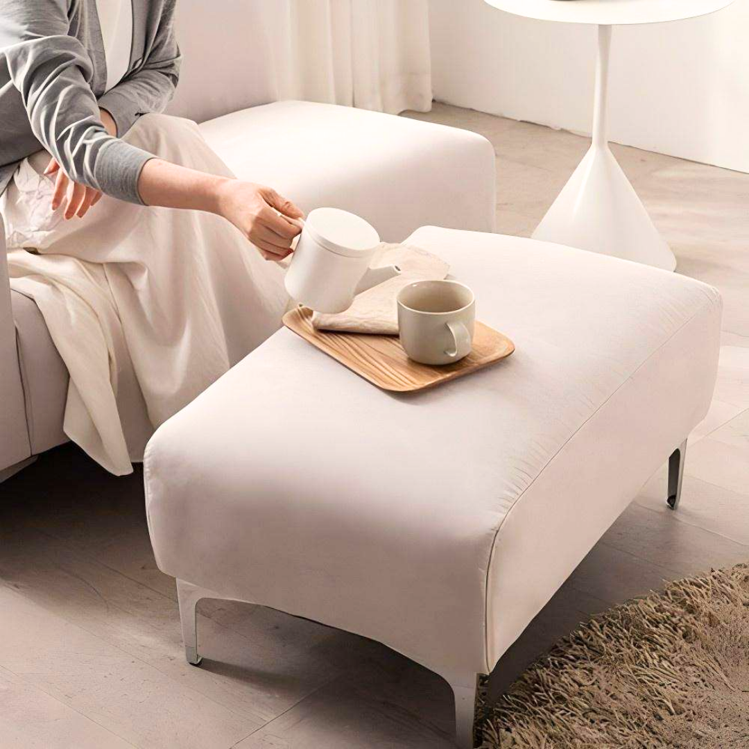 Stilren modulsofa med flyttbar pall