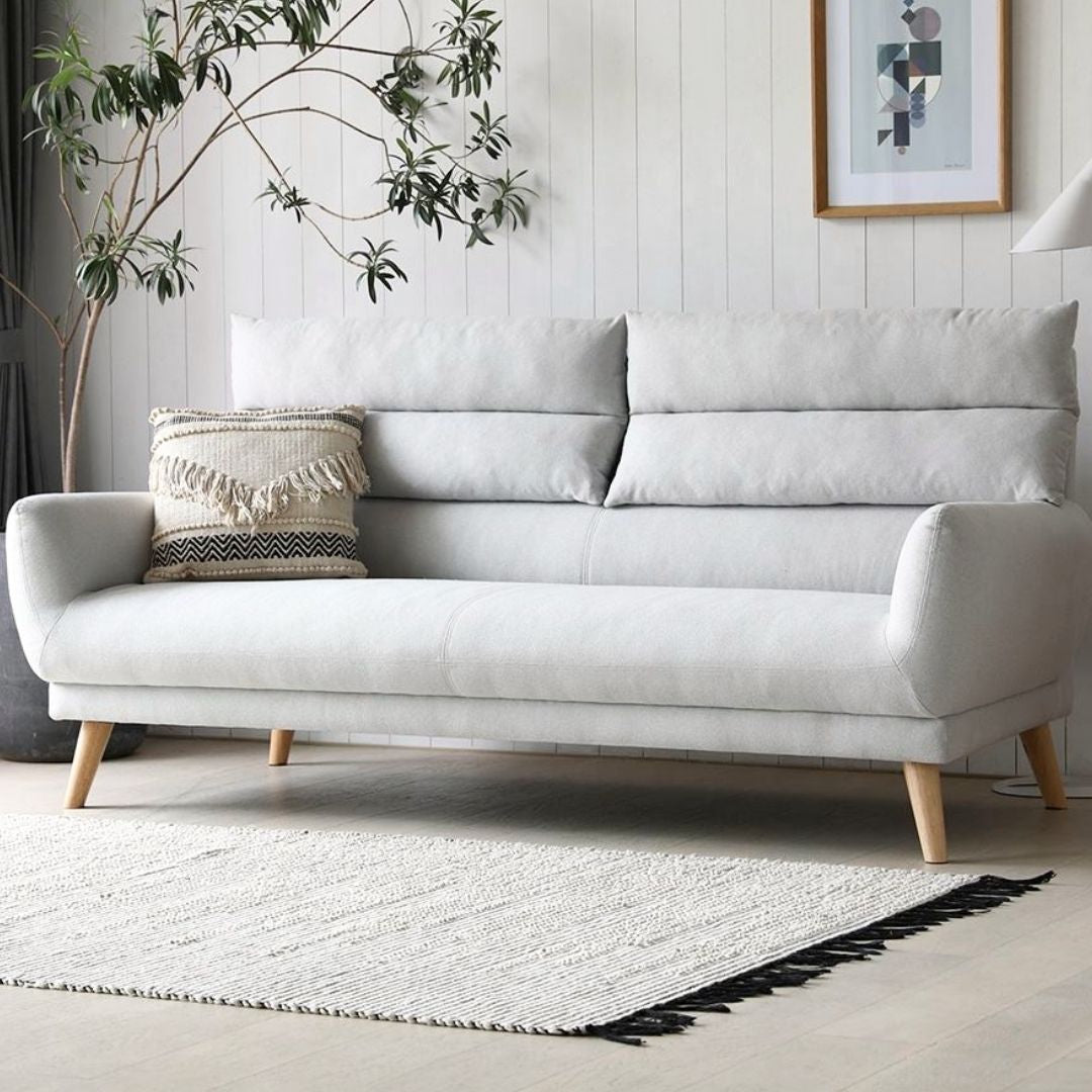 Moderne sofa med høy ryggstøtte