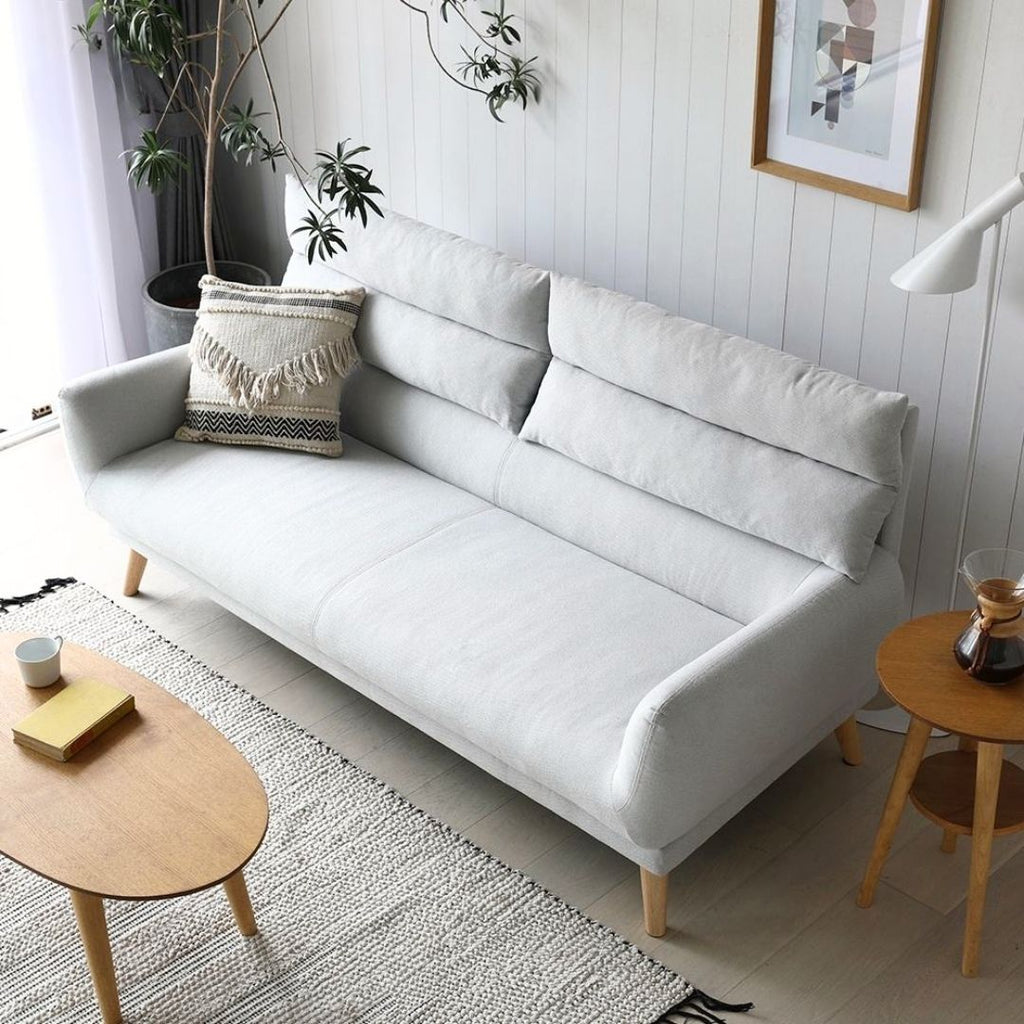 Moderne sofa med høy ryggstøtte
